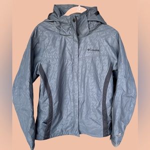 NWOT Columbia Sportswear Co. is both versatile and warm. In size Medium
